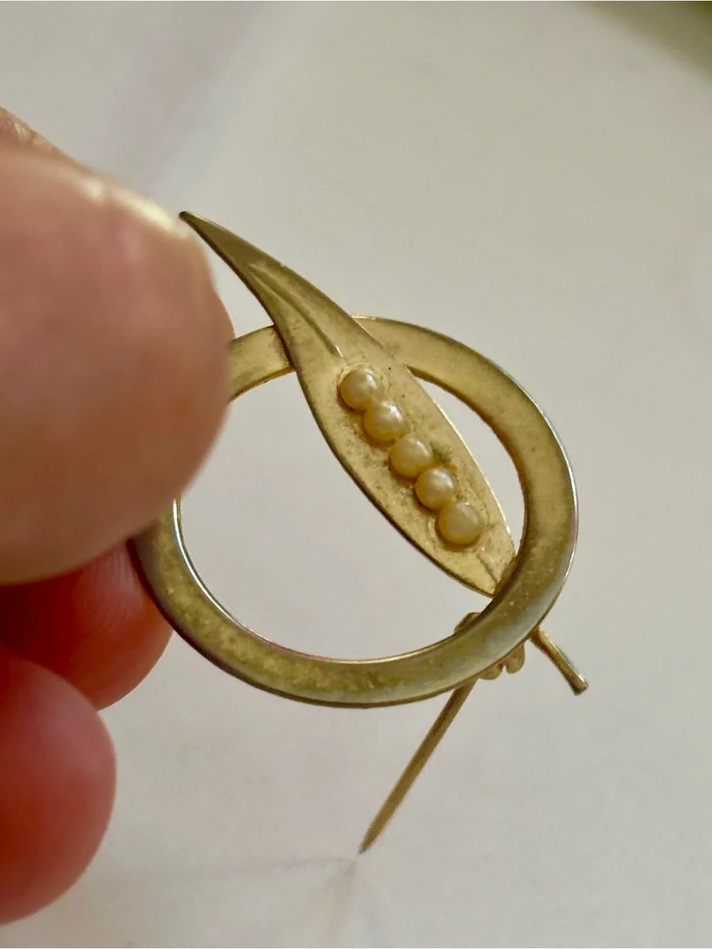 Vintage estate sale Gold-Tone Pearl Leaf Circle Brooch - beautiful patina